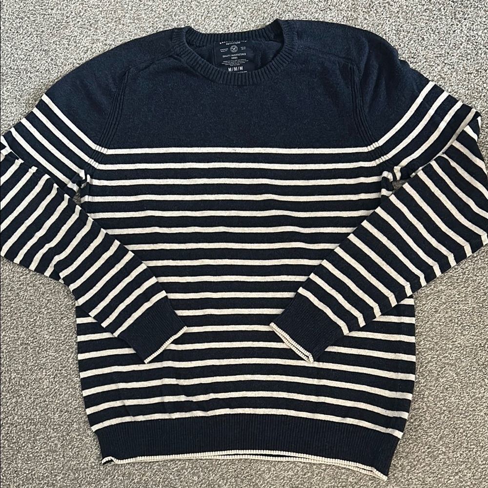 American Eagle sweater. Size M